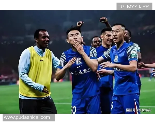 足球传奇谢幕瞬间：那些令球迷动容的告别时刻与不舍回忆